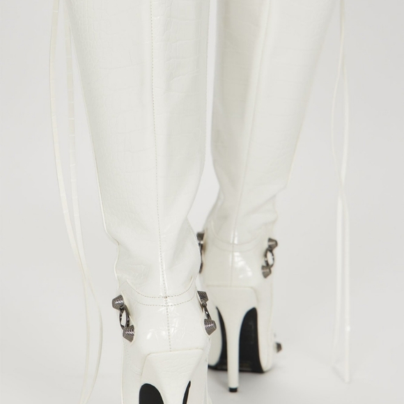 White, knee-high stiletto Boots - Picture 3 of 5